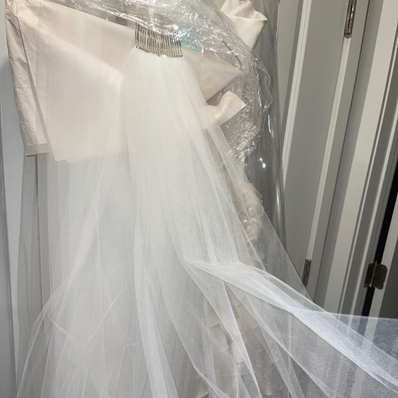 NWT Lazaro wedding gown - Never used - Picture 17 of 17